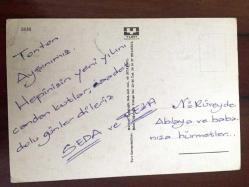 HEDİYE KARTPOSTALI, NEHİR KENARINDA AĞAÇLAR, KOYUNLAR VE GÖKYÜZÜNDE BULUTLARIN RESMEDİLDİĞİ HARİKA BİR DOĞA MANZARASI ÇİZİMİ, ARKASI YAZILI, RENKLİ, 15 X 10 CM EBADINDA