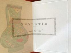 HEDİYE KARTPOSTALI, ÇİFT YAPRAK, TURKUAZ MAVİSİ BİR TESTİ VE ÜZERİNDEKİ PAPATYA İLE LALE ÇİÇEKLERİ ÇİZİMİ, İÇİ YAZILI, RENKLİ 17 X 12 CM EBADINDA