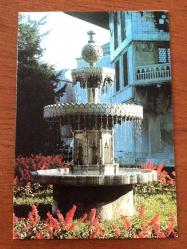 HEDİYE KARTPOSTALI, ÇİFT YAPRAK, DOYRAN KOLLEKTİF MUSTAFA DOYRAN YENİ YIL KUTLAMA KARTI, REVAN KÖŞKÜ VE ÖNÜNDEKİ ŞADIRVAN, İÇİ YAZILI, RENKLİ 15 X 10 CM EBADINDA