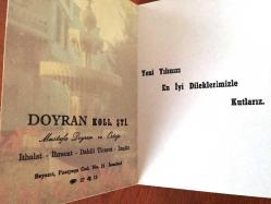 HEDİYE KARTPOSTALI, ÇİFT YAPRAK, DOYRAN KOLLEKTİF MUSTAFA DOYRAN YENİ YIL KUTLAMA KARTI, REVAN KÖŞKÜ VE ÖNÜNDEKİ ŞADIRVAN, İÇİ YAZILI, RENKLİ 15 X 10 CM EBADINDA
