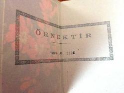 HEDİYE KARTPOSTALI, ÇİFT YAPRAK, SİYAH FON ÜZERİNE KIRMIZI ÇİÇEKLER, İÇİ YAZILI, RENKLİ 14 X 9 CM EBADINDA