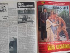 Film Market Aylık Filmcilik ve Sinemacılık Dergisi - Şubat 1983 - Kemal Sunal - Ahu Tuğba - Bilge Olgaç - Orhan Elmas - Şerif Göre - Sami Şekeroğlu - Erden Kıral - Yalan filmi - İbrahim Tatlıses - Perihan Savaş - Yeşilçam Video ile Dostluk Kurdu - Ayın Aktüalitesi  - Kaçak Filmi - Tarık Akan - Fatma Girik - Memduh Ün - Buyrun Cümbüşe - Münir Özkul - Ayşen Gruda - Tanju Şarman - Bilgen Gökçen - Bahattin Eroğlu - Not Defterimden - Hayri Caner - İthalatçılar Ne Diyor? - Yalçın Küçüközcan - Türk Sineması'nın Yönetenler - Hürrem Erman - Sinema Seyircisi Nasıl Film İzliyor - Düşkünüm Sana Filmi - Nükhet Duru - Fikret Hakan - Güngör Bayrak - Yusuf Sezgin - Faruk Peker - Sorunlar - Sinemalar - Box Office - E.T. ve Tron - Film Pazarlama - 3 Film 3 Görüş - Üç Kemal Seviyorum: Yaşar Kemal - Orhan Kemal - Kemal Tahir - Sine Teknik - Şadan Kamil - Film İşletmecileri - Haluk Ünsal - Vatan Kucağında - Savaş Ali - Mehmet Ali Erbil - Murat Soydan - Meral Orhonsay fotoğraf ve haberi - Tam Takım Dergi