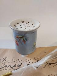 Rıhdan, Osmanlı Dönemi HHattatÇiçek Desenli Porselen Rıhdan'ı, ( Rihanna hattatların hat yazılarının üzerine tebeşir tozu dökmek için kullandıkları tuzluk gibi bir kaptır.) 6 cm.