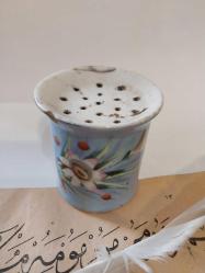 Rıhdan, Osmanlı Dönemi HHattatÇiçek Desenli Porselen Rıhdan'ı, ( Rihanna hattatların hat yazılarının üzerine tebeşir tozu dökmek için kullandıkları tuzluk gibi bir kaptır.) 6 cm.