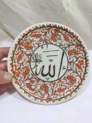 P91----SÜSLER ÇİNİ KÜTAHYA EL DEKORLU ALLAH YAZILI ESKİ SERAMİK TABAK