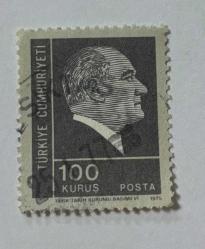 Mektup Zarfından Kesilmiş  / Postadan Geçmiş  Pul Filateli - Beşiktaş 25 Ocak 1977 Damgalı - ATATÜRK 1975 , 100 KURUŞ - Türkiye Cumhuriyeti