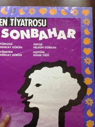 ÇILGIN SONBAHAR - TİYATRO AFİŞİ / POSTERİ - ORİJİNAL - 80 X 55 cm EBADINDA - DORMEN TİYATROSU - KOMEDİ 2 BÖLÜM - YAZAN: PIERRETTE BRUNO - TÜRKÇESİ: GENCAY GÖRÜN - YÖNETEN: GENCAY GÖRÜN - DEKOR: NİLGÜN GÜRKAN - KOSTÜM: GÜLER YİĞİT