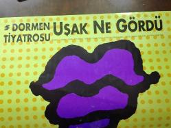 UŞAK NE GÖRDÜ? - TİYATRO AFİŞİ / POSTERİ - ORİJİNAL - 81 X 55 cm EBADINDA - DORMEN TİYATROSU - KOMEDİ 2 BÖLÜM - YAZAN: JOE ORTON - TÜRKÇESİ: TOMRİS UYAR - YÖNETMEN: NEDİM SABAN - DEKOR: OSMAN ŞENGEZER - KOSTÜM: GÜLER YİĞİT