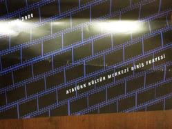 AFİŞLERLE YEŞİLÇAM, 15 NİSAN - 10 MAYIS 2000, TİYATRO AFİŞİ / POSTERİ - ORİJİNAL - 67 X 48 cm EBADINDA - İSTANBUL KÜLTÜR VE SANAT VAKFI - ULUSLARARASI İSTANBUL FİLM FESTİVALİ - ATATÜRK KÜLTÜR MERKEZİ GİRİŞ FUAYESİ