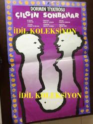 ÇILGIN SONBAHAR - TİYATRO AFİŞİ / POSTERİ - ORİJİNAL - 80 X 55 cm EBADINDA - DORMEN TİYATROSU - KOMEDİ 2 BÖLÜM - YAZAN: PIERRETTE BRUNO - TÜRKÇESİ: GENCAY GÖRÜN - YÖNETEN: GENCAY GÖRÜN - DEKOR: NİLGÜN GÜRKAN - KOSTÜM: GÜLER YİĞİT