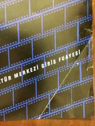 AFİŞLERLE YEŞİLÇAM, 15 NİSAN - 10 MAYIS 2000, TİYATRO AFİŞİ / POSTERİ - ORİJİNAL - 67 X 48 cm EBADINDA - İSTANBUL KÜLTÜR VE SANAT VAKFI - ULUSLARARASI İSTANBUL FİLM FESTİVALİ - ATATÜRK KÜLTÜR MERKEZİ GİRİŞ FUAYESİ