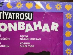 ÇILGIN SONBAHAR - TİYATRO AFİŞİ / POSTERİ - ORİJİNAL - 80 X 55 cm EBADINDA - DORMEN TİYATROSU - KOMEDİ 2 BÖLÜM - YAZAN: PIERRETTE BRUNO - TÜRKÇESİ: GENCAY GÖRÜN - YÖNETEN: GENCAY GÖRÜN - DEKOR: NİLGÜN GÜRKAN - KOSTÜM: GÜLER YİĞİT