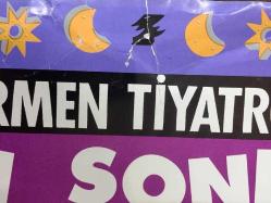 ÇILGIN SONBAHAR - TİYATRO AFİŞİ / POSTERİ - ORİJİNAL - 80 X 55 cm EBADINDA - DORMEN TİYATROSU - KOMEDİ 2 BÖLÜM - YAZAN: PIERRETTE BRUNO - TÜRKÇESİ: GENCAY GÖRÜN - YÖNETEN: GENCAY GÖRÜN - DEKOR: NİLGÜN GÜRKAN - KOSTÜM: GÜLER YİĞİT