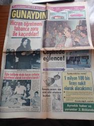 Günaydın Gazetesi - 7 Ekim 1974- Hicran Öğretmeni Tabanca Zoru İle Kaçırdılar - Kıbrıs'taki Askerlerimize Moral Konseri - Hülya Süer - İstanbul'un Kurtuluşu Törenlerle Kutladı - İstanbul Belediye Başkanı Ahmet İsvan - Gaz Tüpü Kuyruğu - İstanbul Valisi Namık Kemal Şentürk - Lider Fenerbahçe'den İlk Puanı Adana Demirspor Aldı - Fatih'in Fedaisi Kara Murat - Cumhuriyet Bayramını Kıbrıs'ta Kutluyoruz - Galatasaray Bursa Engelini Kolay Aştı -  Dadaş Hasan Çizgi Roman - Ahmet Enünlü Halterde Dünya Şampiyonu - Muazzez Turing