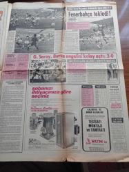 Günaydın Gazetesi - 7 Ekim 1974- Hicran Öğretmeni Tabanca Zoru İle Kaçırdılar - Kıbrıs'taki Askerlerimize Moral Konseri - Hülya Süer - İstanbul'un Kurtuluşu Törenlerle Kutladı - İstanbul Belediye Başkanı Ahmet İsvan - Gaz Tüpü Kuyruğu - İstanbul Valisi Namık Kemal Şentürk - Lider Fenerbahçe'den İlk Puanı Adana Demirspor Aldı - Fatih'in Fedaisi Kara Murat - Cumhuriyet Bayramını Kıbrıs'ta Kutluyoruz - Galatasaray Bursa Engelini Kolay Aştı -  Dadaş Hasan Çizgi Roman - Ahmet Enünlü Halterde Dünya Şampiyonu - Muazzez Turing