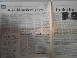 Sinema Gazetesi Filmcilik ve Sinemacılık Dergisi - 12-18 Eylül - Antrakt 1 Yaşında - Flaş Filmler Fırtınası Başlıyor - ''Alien 3'' Filmi - Sınır ya da Berlin - 70 Yıl Önce Bir Anti-Militarist - Bu Yıl ''Portakal'' On Dilim - Kısa Filmcilere Çağrı - İn Berlin - Gecenin Ötesi Filmi - Van Damme Efsanesi Filmi - Hit Man - Seni Seviyorum Rosa - Beethoven - Anahtar - Lethal Weapon 3 Filmi - Geçmişe Yolculuk Filmi - Doğadaki Umut Filmi - Christopher Columbus Filmi - Onbir Gün Onbir Gece 3 Filmi fotoğraf ve haberi - Tam Takım Dergi