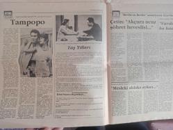 Sinema Gazetesi Filmcilik ve Sinemacılık Dergisi - 19-25 Eylül 1992 - En Başarılı Kapak: Antrakt - Halil Ergün ÇASOD'un Yeni Başkanı - Pyramid Sineması Açıldı - Gölbaşı Sineması İşhanı Oluyor - Moda Sineması Açıldı - İzmir'de Yeni Bir Sinema - Kırklareli'ne Yeni Sinema - Yeni Filmler Her Telden - Christopher Columbus Filmi - Cehennem Silahı 3 Filmi - Mel Gibson - Danny Glover - Keşif Filmi - Colette Filmi - Alien 3 Filmi - Çıplak Ateş Filmi - Pierce Brosnan - Ron Silver - Ben Cross - İndoche Filmi - Catherine Deneuve - Tam Popo Filmi - Taş Yılları Filmi - Ben de Seviyorum ... Ben de... - Tamer Baran - Colette Filmi - Klaus Maria Brandauer - Mathilda May - Danny Huston - Yapıma Dair - ''O, Bayan Panik'ti'' - Durul Taylan - Yaratık Bu Kez Ortaçağda - Turgut Özakman - Sinan Çetin - Sabahattin Çetin - 29. Cadde - Doğadaki Umut - Ve Tanrılar Çıldırdı - Far and Away - Rush - Lethal Weapon 3 - Sadi Çilingir fotoğraf ve haberi - Tam Takım Dergi