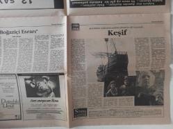 Sinema Gazetesi Filmcilik ve Sinemacılık Dergisi - 19-25 Eylül 1992 - En Başarılı Kapak: Antrakt - Halil Ergün ÇASOD'un Yeni Başkanı - Pyramid Sineması Açıldı - Gölbaşı Sineması İşhanı Oluyor - Moda Sineması Açıldı - İzmir'de Yeni Bir Sinema - Kırklareli'ne Yeni Sinema - Yeni Filmler Her Telden - Christopher Columbus Filmi - Cehennem Silahı 3 Filmi - Mel Gibson - Danny Glover - Keşif Filmi - Colette Filmi - Alien 3 Filmi - Çıplak Ateş Filmi - Pierce Brosnan - Ron Silver - Ben Cross - İndoche Filmi - Catherine Deneuve - Tam Popo Filmi - Taş Yılları Filmi - Ben de Seviyorum ... Ben de... - Tamer Baran - Colette Filmi - Klaus Maria Brandauer - Mathilda May - Danny Huston - Yapıma Dair - ''O, Bayan Panik'ti'' - Durul Taylan - Yaratık Bu Kez Ortaçağda - Turgut Özakman - Sinan Çetin - Sabahattin Çetin - 29. Cadde - Doğadaki Umut - Ve Tanrılar Çıldırdı - Far and Away - Rush - Lethal Weapon 3 - Sadi Çilingir fotoğraf ve haberi - Tam Takım Dergi