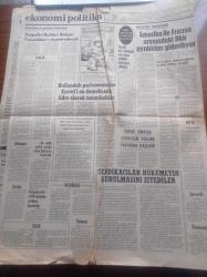 Ekonomi Politika Gazetesi - 17 Aralık 1974 - Hollandalı Parlamenterler Bülent Ecevit'i Demokratik Lider Olarak Tanımladılar - Makarios Kıbrıs'a Döndü Ve Ruslara Yanaştı - Yakında Süte Hasret Kalınacak - Almanya Bizden Deve Dikeni Papatya Ve Nane Alıyor - Demokrat Parti Genel Başkanı Ferruh Bozbeyli Adalet Partililer Milletvekillerimizi Kandırmak İçin Çalışıyor - Dişi James Bond Britt Roland Beğenildi - Türk İş Başkanı Halil Tunç Siyasal Partilerin Tutumunu Eleştirdi  - İsrail Sina'da Stratejik Yollar Yapımına Başladı