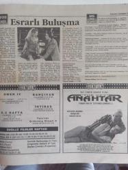 Sinema Gazetesi Filmcilik ve Sinemacılık Dergisi - 18-24 Temmuz 1992 - Seyirci Anketi Sonuçlarını Haftaya Açıklıyoruz - Yaz Sezonunda Hareketli Bir Hafta - Anais, Henry & June Üçlü Aşk Filmi - Maritine Brochard - Linda Carol - David Brandon - Aşk Evi Filmi - Valentine Demy - Gill Royal - Mississippi Masala Filmi - Washington Choudhury - Mira Nair: Evrenseli Yakalama Savaşını Kazandı - Bir Tinto Brass Erotiği: Anahtar Filmi - Esrarlı Buluşma - ''Dönüşü Olmayan Nokta'' Sadi Çilingir - Paris'te Son Tango Filmi - Marlon Brando - Esrarlı Buluşma Filmi - Antrakt Sinema Dergisi Reklamı fotoğraf ve haberi - Tam Takım Dergi