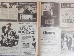 Sinema Gazetesi Filmcilik ve Sinemacılık Dergisi - 5-11 Ekim 1992 - Sinema Önünde Sabahladılar - Büyüklerimiz Yine Bizler Adına Karar Verdi! - Mezarlık Devriyesi Filmi - Stephen King - Farklı Kapıları Aralamak İsteyenlere: Avrupa - Psikopat filmi - Rob Lowe - James Spader - Salaş Mekanlar, Marjinal Yaşamlar: Rembetiko - The Doors: Morrison Efsanesi Üzerine Duyarlı ve Dramatik Bir Yaklaşım - My Name is Hood, Robin Hood - Haftanın Filmleri - ''Kadın Asla Unutmaz'' - Onbir Gün Onbir Gece 2 Filmi - Feza Film'in Yeni Projeleri - Kick Boxer 2 Filmi - Sasha Mitchell - Michel Qissi - Efsane Döğüşçü Filmi - Donald Murray - Vince Parr - Errol Baxter - Pasifik Tepeleri Filmi - Melanie Griffith - Michael Keaton - Kaybetmek Yok Filmi - Simon Yam - Gary Chau - Kuzuların Sessizliği Filmi - Jodie Foster - Anthony Hopkins - Scott Glenn fotoğraf ve haberi - Tam Takım Dergi