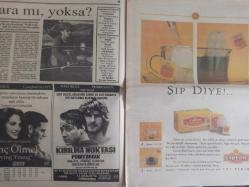 Sinema Gazetesi Filmcilik ve Sinemacılık Dergisi - 7-13 Aralık 1992 - Bu Yılki Program Çok Görkemli - Orhan Pamuk'la Söyleşi - Red Kit Filmi - Terence Hill - Clichy'de Sessiz Günler Filmi - Claude Chabrol - Henry Miller - Bir Çizgi-Roman Uyarlaması: Rocketer - Hollywood Doktoru Filmi - Michael J. Fox - Para mı, yoksa? - Kırılma Noktası Filmi - Keanu Reeves - Patrick Swayze - Gary Busey - Genç Ölmek Filmi - Julia Roberts - Campbell Scott - Gizli Yüz Filmi - Zuhal Olcay - Fikret Kuşkan - Tehlikeli Saatler Filmi - Anthony Hopkins - Rocketer Filmi - Bill Campbell - Alan Arkın - Şafak Filmi - Nastassja Kinski - Gençlik Ateşi Filmi - Alan Parker - Hoş Bir Sürpriz: Maselli, Nastassja Kinski ve ''Şafak'' - İkiz Kan Filmi - Geoffrey Lewis - Bolo Yeung - Haftanın Filmleri - Sarı Darbe Filmi - Marianne Taylor - Dale Jacoby - İsterik Filmi - Dalila Dilazzaro - 11. Uluslararası İstanbul Film Festivali Bölümleri - Vestel Müzik Seti Reklamı fotoğraf ve haberi - Tam Takım Dergi