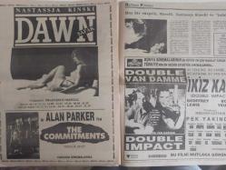 Sinema Gazetesi Filmcilik ve Sinemacılık Dergisi - 7-13 Aralık 1992 - Bu Yılki Program Çok Görkemli - Orhan Pamuk'la Söyleşi - Red Kit Filmi - Terence Hill - Clichy'de Sessiz Günler Filmi - Claude Chabrol - Henry Miller - Bir Çizgi-Roman Uyarlaması: Rocketer - Hollywood Doktoru Filmi - Michael J. Fox - Para mı, yoksa? - Kırılma Noktası Filmi - Keanu Reeves - Patrick Swayze - Gary Busey - Genç Ölmek Filmi - Julia Roberts - Campbell Scott - Gizli Yüz Filmi - Zuhal Olcay - Fikret Kuşkan - Tehlikeli Saatler Filmi - Anthony Hopkins - Rocketer Filmi - Bill Campbell - Alan Arkın - Şafak Filmi - Nastassja Kinski - Gençlik Ateşi Filmi - Alan Parker - Hoş Bir Sürpriz: Maselli, Nastassja Kinski ve ''Şafak'' - İkiz Kan Filmi - Geoffrey Lewis - Bolo Yeung - Haftanın Filmleri - Sarı Darbe Filmi - Marianne Taylor - Dale Jacoby - İsterik Filmi - Dalila Dilazzaro - 11. Uluslararası İstanbul Film Festivali Bölümleri - Vestel Müzik Seti Reklamı fotoğraf ve haberi - Tam Takım Dergi