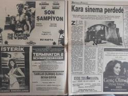 Sinema Gazetesi Filmcilik ve Sinemacılık Dergisi - 23-29 Kasım 1992 - ''Zehirli Sokaklar'' filmi - ''Gizli Yüz''ün Galaları - Yeni Bir Uygulama: Sinemalara Yıllık Giriş Kartı - Yeni Kültür Bakanı'mız Fikri Sağlar - Zuhal Olcay - Clich'de Sessiz Günler Filmi - Henry Miller - Claude Chabrol - Henry Miller - Hangisi Hasta, Hangisi Doktor? - Son Şampiyon Filmi - Amior Nissan - Wayne Archer - İsterik Filmi - Dalila Dilazzaro - Bruno Gaburno - Kara Sinema Perdede - Genç Ölmek Filmi - Julia Roberts - Campbell Scott - Türbanlı Kızın Öyküsü Sürüyor - Gizli Yüz Filmi - Zuhal Olcay - Fikret Kuşkan - Sevda Ferdağ - Peki ya Bob? Filmi - Bill Murray - Richard Dreyfuss - Bir ''iç yolculuk' filmi - Haftanın Filmleri - ''Gizli Yüz'': ''Kırık Bir Aşk Hikayesi'' - Zehirli Sokaklar Filmi - Wesley Snipes - Mario Van Peebles - Judd Nelson - Çingene ve Melek Filmi - Leo Daniel - Samy Luck - İkiz Kan - Van Damme - Geoffrey Lewis - Bolo Yeung - Tam Takım Dergi