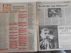 Sinema Gazetesi Filmcilik ve Sinemacılık Dergisi - 23-29 Kasım 1992 - ''Zehirli Sokaklar'' filmi - ''Gizli Yüz''ün Galaları - Yeni Bir Uygulama: Sinemalara Yıllık Giriş Kartı - Yeni Kültür Bakanı'mız Fikri Sağlar - Zuhal Olcay - Clich'de Sessiz Günler Filmi - Henry Miller - Claude Chabrol - Henry Miller - Hangisi Hasta, Hangisi Doktor? - Son Şampiyon Filmi - Amior Nissan - Wayne Archer - İsterik Filmi - Dalila Dilazzaro - Bruno Gaburno - Kara Sinema Perdede - Genç Ölmek Filmi - Julia Roberts - Campbell Scott - Türbanlı Kızın Öyküsü Sürüyor - Gizli Yüz Filmi - Zuhal Olcay - Fikret Kuşkan - Sevda Ferdağ - Peki ya Bob? Filmi - Bill Murray - Richard Dreyfuss - Bir ''iç yolculuk' filmi - Haftanın Filmleri - ''Gizli Yüz'': ''Kırık Bir Aşk Hikayesi'' - Zehirli Sokaklar Filmi - Wesley Snipes - Mario Van Peebles - Judd Nelson - Çingene ve Melek Filmi - Leo Daniel - Samy Luck - İkiz Kan - Van Damme - Geoffrey Lewis - Bolo Yeung - Tam Takım Dergi