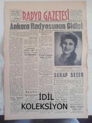 Radyo Gazetesi Siyasi Radyo ve Sanat Dergisi - 4 Şubat 1959 - Ankara Radyosunun Gidişi - Anlaşılmayan Nokta - Esma Engin'in Raddodaki Konseri - ''Tenor'' Doğan Onat'ın Hocalığını Biliyor Musunuz? - Ayaydın İyileşiyor - Anlaşılmayan Nokta - Sevim Tanürek İzmir'e Geliyor - Yakup Dalkılıç - Devlet Operasının Genç ve Sevimli Sanatkarı: Serap Sezer - Esen Altan'a Geçmiş Olsun - Ankara Fotoğraf Ajansı - İlhami Tansel - Serap Sezer - Nesrin Sipahi Yine Şaheserdi - Ziraat Bankası Reklamı - Kıymetli Sanatkar Ekrem Güyer'den Hatıralar - Ankara Radyosunun Gidişi - Sabiha Altınay - Konak Sineması - Serap Sezer - Nevin Demirdöven Turneye Çıktı - Tayyare Sineması - İnci Sinemas ı - Saray Sineması - Şen Bar - Yavrum İçin Filmi - Kahreden Kurşun Filmi - Yıldırım Yarışı Filmi fotoğraf ve haberi - Tam Takım Dergi