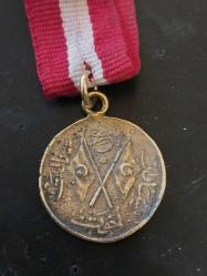 Efemera - Meşrutiyet Madalyası,  OSMANLI DÖNEMİ, BİR YÜZÜNDE SULTAN MEHMED REŞAD HANIN TUĞRASI DİĞER YÜZÜNDE OSMANLI DEVLET ARMASI VE ÜZERİNDE KANUN'U ESASİ YAZISI BULUNAN İYİ KONDÜSYONDA KOLEKSİYONLUK GAYRI RESMİ MEŞRUTİYET MADALYASI. NADİR ÇIKAN KÜÇÜK BOY HATIRA AMAÇLI ÜRETİLMİŞ GAYRİRESMİ MADALYA.. - kitantik - kitaLog