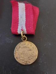 Meşrutiyet Madalyası,  OSMANLI DÖNEMİ, BİR YÜZÜNDE SULTAN MEHMED REŞAD HANIN TUĞRASI DİĞER YÜZÜNDE OSMANLI DEVLET ARMASI VE ÜZERİNDE KANUN'U ESASİ YAZISI BULUNAN İYİ KONDÜSYONDA KOLEKSİYONLUK GAYRI RESMİ MEŞRUTİYET MADALYASI. NADİR ÇIKAN KÜÇÜK BOY HATIRA AMAÇLI ÜRETİLMİŞ GAYRİRESMİ MADALYA..