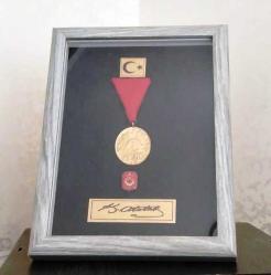 İstiklal Madalyası Yeni Yapım (REPLİKA) ve Muharip Gazi Eski Tip Rozet -MDF Ahşap  Çerçeve  15 cm x 20 cm ölçülerinde Renk Açık Gri (Resimdeki Ürün Gönderilecektir)
