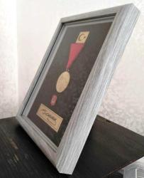 İstiklal Madalyası Yeni Yapım (REPLİKA) ve Muharip Gazi Eski Tip Rozet -MDF Ahşap  Çerçeve  15 cm x 20 cm ölçülerinde Renk Açık Gri (Resimdeki Ürün Gönderilecektir)