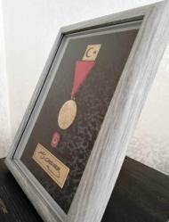 İstiklal Madalyası Yeni Yapım (REPLİKA) ve Muharip Gazi Eski Tip Rozet -MDF Ahşap  Çerçeve  15 cm x 20 cm ölçülerinde Renk Açık Gri (Resimdeki Ürün Gönderilecektir)