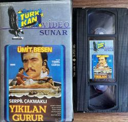 YIKILAN GURUR- ÜMİT BESEN SERPİL ÇAKMAKLI - KARANLIK YILLAR- SERDAR GÖKHAN MERAL ZEREN VHS FİLM (AÇIKLAMAYI OKUYUNUZ)
