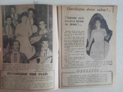 Tercüman Gazetesi İlave Eki Ses, Tiyatro ve Sinema Mecmuası Dergisi - 10 Ekim 1962 - Sayı:15 - Meral Şener - Efkan Efekan - Biz Bize - Karısı ve Kendisi - Sahneye Beraber Çıkıyorlar - Beyaz Perdenin Şirin Kadını - Dursune Şirin - Tarihde Moda - Filiz Borak - Zarif Aktrist - Belgin Doruk - Yüksek Ücretli - Belgin Doruk - Küçük Arkadaş - Nurinnisa Toksöz - Özelliği - Evlenmek İstiyorum - Şemsi Sılkım - Yarının Genç Şairleri - Konya Kaşık Ekibi - Ali Sandal - Filiz Akın - Göksel Arsoy - Makyaj Sanatı - Avrupada 14 Ay - Melike Cemal - Krallar Gibi Eğlendiler - Süleyman Özdağ - Babası Kızı ve Oğlu - Adnan Şenses - Caroll Munro - Aşkı Öğreten Kadın - Çadır Güzeli Babuş Ne Var Ne Yok - Safety Kalem Uçları Reklamı fotoğraf ve haberi - Tam Takım Dergi - Ciltten Çıkmadır