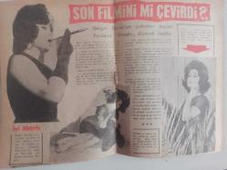 Tercüman Gazetesi İlave Eki Ses, Tiyatro ve Sinema Mecmuası Dergisi - 17 Temmuz 1962 - Sayı:3 - Zeki Müren - Biz Bize - Neriman Köksal - Bir Devirdi - Mualla Mukadder - 3. İzdivaç - Kocası Razı Değil - Muzaffer Tema - Vali Paşa Eniştem - Nuri Teoman Paşa - İsveç'de Bir Türk Şantözü - Ne Var Ne Yok - Semra Nuray - Yanlız Türkçe Tangolar - İbrahim Işıl - 1 No:lu Orkestra - İyi Aktris - Belgin Doruk - Son Filmini mi Çevirdi? - Teklif Aldı - İstanbul'a Çalışmak Üzere Gelmeyecek - Yok Böyle Bir Şey - Hepsi de Altan - Haber Yağmuru - Yeni Aşk - Böylesi Güzel - 13 Kilo Vermiş - Diclehan Baban - Göksel Arsoy - Biraz Dedikodu - Philips Radyolar ve Mamulleri Reklamı fotoğraf ve haberi - Dergi Tam Değildir Sadece 20 Sayfası Mevcuttur - Ciltten Çıkmadır