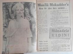 Tercüman Gazetesi İlave Eki Ses, Tiyatro ve Sinema Mecmuası Dergisi - 19 Eylül 1962 - Sayı:12 - İnci Birol - Biz Bize - Yeni Bir Jön - Emin Tunceli - Mualla Mukadder - Feriha Tunceli - Mücadele Kadını - Radyonun Güzel Kızı - Kısmet Çeşmesi - Patronlar Konuşuyor - Mahmut Anlar - Zeki Müren - Nigar Uluerer - Her Zaman Yenilik - Sahnede Yeni ve Değişik Kıyafetlere Önem Vermeli - Genç Şairler - İsmet Sıral Avrupa'da Çok Beğenildi - Üzülme Evlat Boş Zamanında Beni Bul Çalışırız - Ahmet ile Merih'in Arkabası Olan Küçük Şeytanlar Bir Araya Gelmişti - Antenler'in Şeytan Kardeşi - Tarihde Moda - Filiz Borak - Milli Lig fikstürü - Ayşe Abla - Evlenmek İstiyorum - Muzaffer Tema - Kızların Rüyalarına Giren Sert İfadeli Erkek - Muhterem Nur - Celal Sururi - Neşe Yulaç Tandoğan - Aşkı Öğreten Kadın - Caroll Munro - Nimet Köprülü - Milyoner Bir Müzisyen - Kurak Mezar - Tülin Sökal - Biraz Dedikodu - Hoover Çamaşır Makinesi Reklamı fotoğraf ve haberi - Tam Takım Dergi - Ciltten Çıkmadır