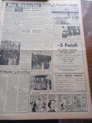 Vatan Gazetesi - 8 Şubat 1954 - Ahmet Emin Yalman - Cumhurbaşkanı  Celal Bayar San Francisco'ya Vardı -Ahmet Emin Yalman - Artan Nüfusa Göre 523 Milletvekili Seçilecek - Demokrat Parti'den Çekilenler Bir Beyanname Yayınladılar - Dörtler Bugün Gizli Toplanacak - Başbakan Adnan Menderes Ankara'ya Döndü - Amerika'da Türkiye Sevgisi Yer Etmiştir - Türk Gökü 1  Manevraları Bugün Başlıyor - Artan Nüfusa Göre 523 Milletvekili Seçilecek - Kömür Vesika İle Dağıtılmaya Başlandı - Kıbrıs'lılar Kültür Cemiyeti Kongresi - Asma Köprü Ve Metro İçin Çalışmalar - Türk Parasının Değeri - Hidrojen Bombasının Tecrübe Hazırlıkları - Hamdi Helvacı Yılmadan Çalışmak İstiyor - Cem Kurt Çizen Bedri Koraman - Albert Camus Veba Romanı Yazı Dizisi - İntihar Eden Mucid H. Armstrong - Cemiyet Hayatı - Tiyatrolar - Cibali Karakolu- İstanbulspor İle Adalet Berabere Kaldılar - Avustralya Ve 1956 Olimpiyat Oyunları - Basketbol Maçları - Sümerbank - Köhler Dikiş Makinası - Çapamarka - Kodak - Dermojen - Lion Mağazası