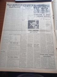Vatan Gazetesi - 8 Şubat 1954 - Ahmet Emin Yalman - Cumhurbaşkanı  Celal Bayar San Francisco'ya Vardı -Ahmet Emin Yalman - Artan Nüfusa Göre 523 Milletvekili Seçilecek - Demokrat Parti'den Çekilenler Bir Beyanname Yayınladılar - Dörtler Bugün Gizli Toplanacak - Başbakan Adnan Menderes Ankara'ya Döndü - Amerika'da Türkiye Sevgisi Yer Etmiştir - Türk Gökü 1  Manevraları Bugün Başlıyor - Artan Nüfusa Göre 523 Milletvekili Seçilecek - Kömür Vesika İle Dağıtılmaya Başlandı - Kıbrıs'lılar Kültür Cemiyeti Kongresi - Asma Köprü Ve Metro İçin Çalışmalar - Türk Parasının Değeri - Hidrojen Bombasının Tecrübe Hazırlıkları - Hamdi Helvacı Yılmadan Çalışmak İstiyor - Cem Kurt Çizen Bedri Koraman - Albert Camus Veba Romanı Yazı Dizisi - İntihar Eden Mucid H. Armstrong - Cemiyet Hayatı - Tiyatrolar - Cibali Karakolu- İstanbulspor İle Adalet Berabere Kaldılar - Avustralya Ve 1956 Olimpiyat Oyunları - Basketbol Maçları - Sümerbank - Köhler Dikiş Makinası - Çapamarka - Kodak - Dermojen - Lion Mağazası