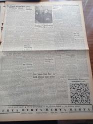 Vatan Gazetesi - 21 Şubat 1954 - Irak'ta İttifaka Girmek İstiyor - Dört Gangster Tekel Deposu Bastı - Cumhurbaşkanı Celal Bayar Resmi Ziyaretini Bitirdi - Yeni Patrona Halil'ler - İsmet İnönü Kurultay İçin Bir Tebliğ Yayınladı - Şehit Teğmen Rüştü Arer'e En Büyük Amerikan Nişanı Veriliyor - Churchill'in Balmumu Heykeli Kırıldı - Kıbrıs İlhalçıları Telaş İçinde - Tahran Genel Evlerine Çin Seddi Çekildi - Yedikule Rehabilitasyon İstasyonu Açıldı - Scala Buz Revüsü - Almanya'ya 6 Atom Topu Daha Geldi - Küba'da Kaçırılan Çocuk Bulundu - Şehir Dram Tiyatrosunda Gelin - General Ali Fuat Cebesoy'un Siyasi Hatıraları Yazı Dizisi - Enver Paşa - Kanuni Süleyman'ın Ölümünden Sonra - Sinemanın Yıldızı Clark Gable Paris'te Tebdil Geziyor - New York Şehrine Dair - Sabahattin Kudret Aksal Gazoz Ağacı - - FIAT Arazi Arabaları - Doğubank - Turist Otel