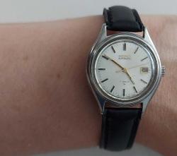 JAPONYA SEIKO MARKA BELİRLİ ATMOSFER BASINCA KADAR SU GEÇİRMEZ OTOMATİK SARI AKSAMLAR ALTIN KAPLAMA ANTİREFLE SIFIR KORDONLU MUHTEŞEM TAKVİMLİ BAYAN KOL SAATİ AKTİF BAKIMLI S1EEE2 NADİR