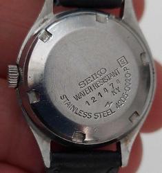 JAPONYA SEIKO MARKA BELİRLİ ATMOSFER BASINCA KADAR SU GEÇİRMEZ OTOMATİK SARI AKSAMLAR ALTIN KAPLAMA ANTİREFLE SIFIR KORDONLU MUHTEŞEM TAKVİMLİ BAYAN KOL SAATİ AKTİF BAKIMLI S1EEE2 NADİR