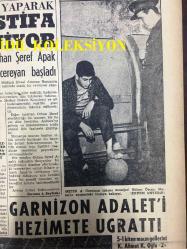GÜNLÜK SPOR GAZETESİ - 5 KASIM 1958 - ROMANYA MAĞLUBİYETİNİ PRESTİJ MESELESİ YAPARAK ORHAN ŞEREF APAK'IN İSTİFA EDECEĞİ ISRARLA SÖYLENİYOR - BEŞİKTAŞ'IN MADRİD'E GİDECEK KADROSU BELLİ OLDU - HOLLANDA, İSVİÇRE'Yİ 2-0 YENDİ - REAL MADRİD, FENERBAHÇE İLE KARŞILAŞMAK İSTİYOR - SZEKELLY İLE ÖZCAN BARIŞTILAR - REAL MADRİD 5 - 0 ATLETİCO MADRİD - SİNEMA, FİLM VE TİYATRO SAYFASI - M. REŞİD BAYBURD - ÇAVLI ÇULFAZ - T.C ZİRAAT BANKASI - EYÜL, SÜLEYMANİYE MAÇI - HOLLANDA İSVİÇRE'Yİ 2-0 YENDİ - MUVAKKAR EKREM TALU - SEMİH TENGİZ GALATASARAY'DA - ŞAMPİYONLAR YETİŞTİREN ÇAMLICA - EKREM ÜNVERİR