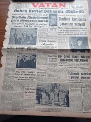 Vatan Gazetesi - 20 Eylül 1949 - Onbeş Devlet Parasını Düşürdü - Sterlinin Düşürülmesi Para Piyasasını Sarstı - Maliye Bakanı İsmail Rüştü Aksal'ın Beyanatı - Mareşal Tito Trieste'yi İtalya'ya Verecekmiş - Sabahattin Ali Davası - Aziz Nesin Kayboldu Polis Tarafından Aranıyor - Seçim Kanunu Çalışmaları - Celal Bayar - Nihat Erim Türkiye Küçük Bir Amerika Olacak - Berlin Oteli Yazan Vicki Baum Yazı Dizisi - Denizyolları Hac Seferinden Zarar Ediyor - Filistin Uzlaştırma Komisyonu Newyork'ta Toplanıyor - Frankenstein Sümer Sinemasında - İnci Sineması - Beşiktaş İlçe Seçim Kurulu Başkanlığı - Milletvekili Seçimleri - Arı Pirinç Unu - Bulmaca - Radyo - Dentol Diş Macunu - Sheaffers'in Yeni Touch Down Dolma Kalemi