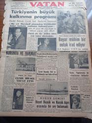 Vatan Gazetesi - 3 Eylül 1949 - Türkiye'nin Büyük Kalkınma Programı - Devlet Bakanı Cemil Sait Barlas'ın Beyanatı - Eski Üniversite Rektörü Cemil Bilsel Vefat Etti -  Cahide Sonku Fahri Olarak Şehir Tiyatrosuna Dönüyor - Başbakan Şemsettin Günaltay Erzincan'da Belediyeyi Tenkid Etti - Celal Bayar Mühim Bir Nutuk İrad Ediyor - Ağrı Dağında Nuh'un Gemisi Aranıyor - Sabahattin Ali Öldürüleceğini Biliyormuş -  Berlin Oteli Yazan Vicki Baum Yazı Dizisi - At Yarışları Başlıyor - İsmet İnönü Bugün Amiral Power'i Konuk Edecek - Atatürk Ve Doktor Şerafettin Bürge'ye Göre İstanbul - Tutum Bankası - İzmir Fuarı - John Deere Traktör Ve Ziraat Makinaları - Şişli Terakki Lisesi - Hac Seferleri Başladı - Ali Muhiddin Hacı Bekir - Ronson Çakmak - Pendik Palas