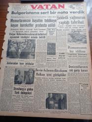 Vatan Gazetesi -15 Eylül 1949 - Bulgaristan'a Sert Bir Nota Verdik - Şiddetli Yağmurun Yaptığı Tahribat - Komünizm Tehlikesine Karşı İngiliz Amerikan Müşterek Siyaset Kararlaştırıyor - Romanya'nın Bir İddiası Yugoslavya Romanya'yı İşgal Etmek istiyormuş - Celal Bayar Geliyor - Strazburg'a Giden Türk Delegeleri - Tahsin Bekir Balta - Kasım Gülek - Adenauer Alman Kabinesini Kuracak - İngiliz Tepkili Uçak Filosu Geliyor - Berlin Oteli Yazan Vicki Baum Yazı Dizisi - Van'da 33 Vatandaşın Öldürülmesi - Dolapdere Zibada Tabanca Düellosu - Newyork'tan Kaliforniya'ya Bedava Seyahat Yazı Dizisi -  Cemiyet Hayatı - Parker Dolma Kalemi - Ziraat Bankası - Radyo - Bulmaca - Belar Sinir Kolonyası - Türkiye Şeker Fabrikaları Anonim Şirketinden Besi Domuzu Satışı