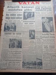 Vatan Gazetesi - 18 Eylül 1949 - Atlantik Konseyi Müdafaa Planı - Başbakan Yardımcısı Nihat Erim'in Anadolu Ajansına Beyanatı - Fenerbahçe Demirspor'u Galatasaray Altay'ı Yendi - Türkiye'de İşçi Davası - Stalin Mareşal Tito İle Anlaşmak İstemiş - İsmet İnönü - Türkiye'ye Yapılacak Askeri Yardım - Berlin Oteli Yazan Vicki Baum Yazı Dizisi - Feridun Fazıl Tülbentçi - Doktor Tarık Zafer Tunaya Tarih Neşriyatı - Atlas Sineması - Özel Şişli Terakki Lisesi - İkinci Dünya Harbini Tek Başına Durdurmak İsteyen Adam - Rudolf Hess - Ecnebi Karikatürleri - Eski Beyoğlu Yazı Dizisi - Nimet Ve Celile Danişmend Resim Sergisi Açıldı - New York'tan Kaliforniya'ya Bedava Seyahat Yazı Dizisi - P&H Ekskavator - Veliefendi'de At Yarışları - Siemens - Good Year - Hacı Nazif Çelebi
