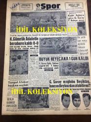 GÜNLÜK SPOR GAZETESİ - 27 EYLÜL 1958 - KADRİ AYTAÇ'A GÖRE GALATASARAY FENERBAHÇE MAÇI - KARAGÜMRÜK ADALET'LE BERABERE KALDI 0-0 - AYDOĞAN BECİT - TURGUT ATAKOL BAŞKAN SEÇİLDİ - BERLİN KARMASI ANKARA'DA - AYDOĞAN BECİT - GÜNGÖR ERDAL - SİNEMA, FİLM SAYFASI - ÇAVLI ÇULFAZ - MURAT ERSİN - NAZİF OTURGAN - TÜRKİYE PİRAT ŞAMPİYONASI BUGÜN BAŞLIYOR - FAY TEMİZLEYİCİ REKLAMI, NECİP AKAR
